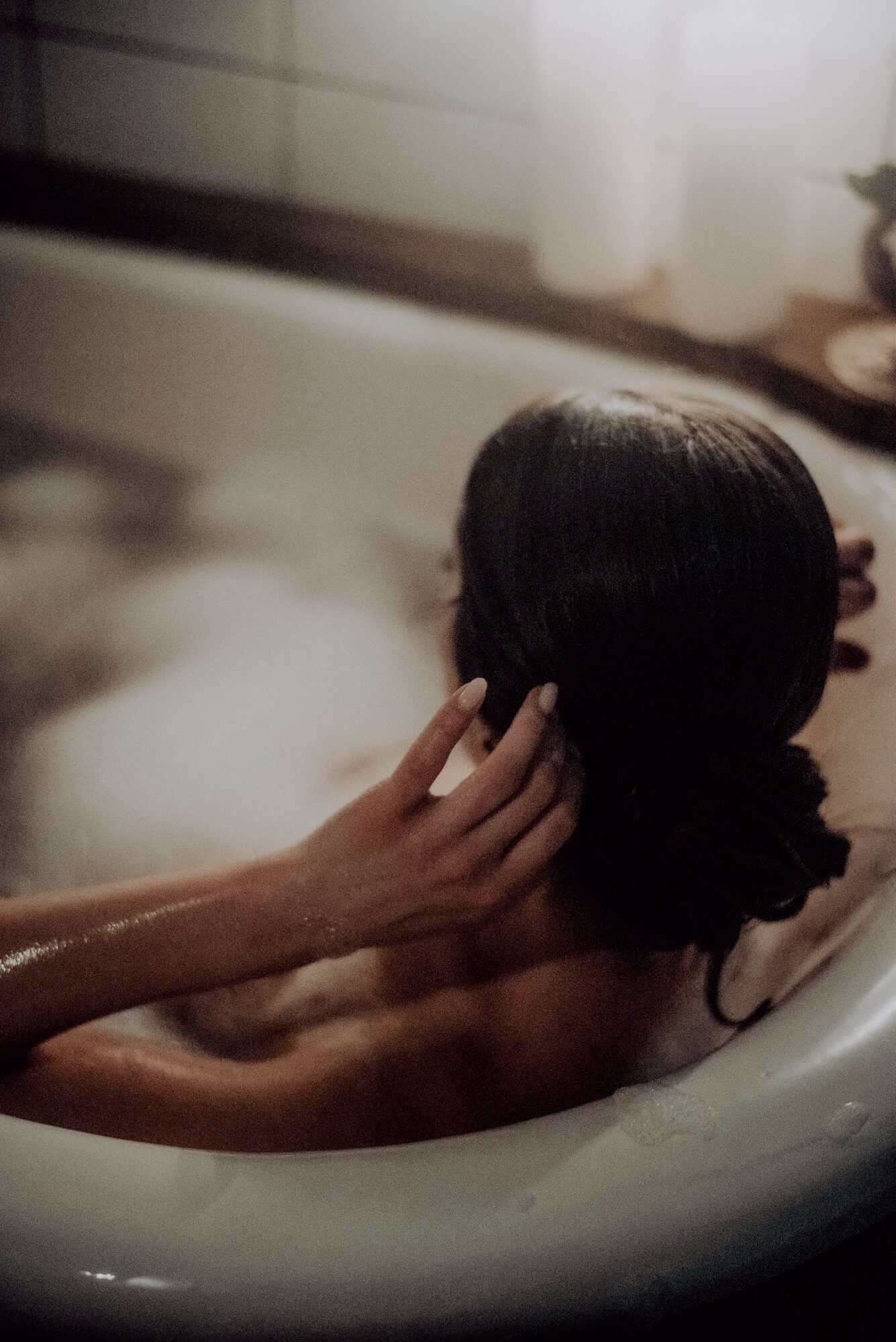 Eine Frau entspannt in der großzügigen Badewanne.