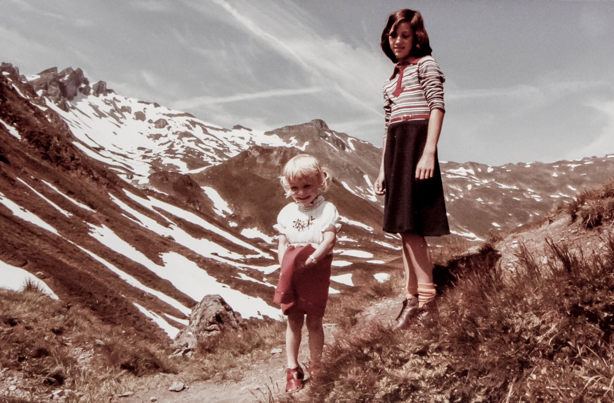 Altes Foto von einem kleinen Kind mit der Mutter am Berg.