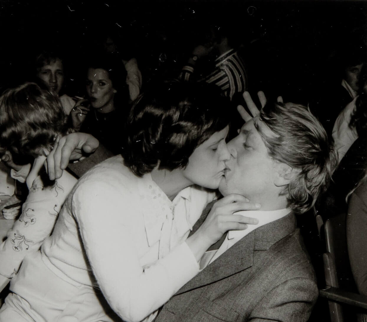 Ein Paar küsst sich, das Foto ist schwarz-weiß.