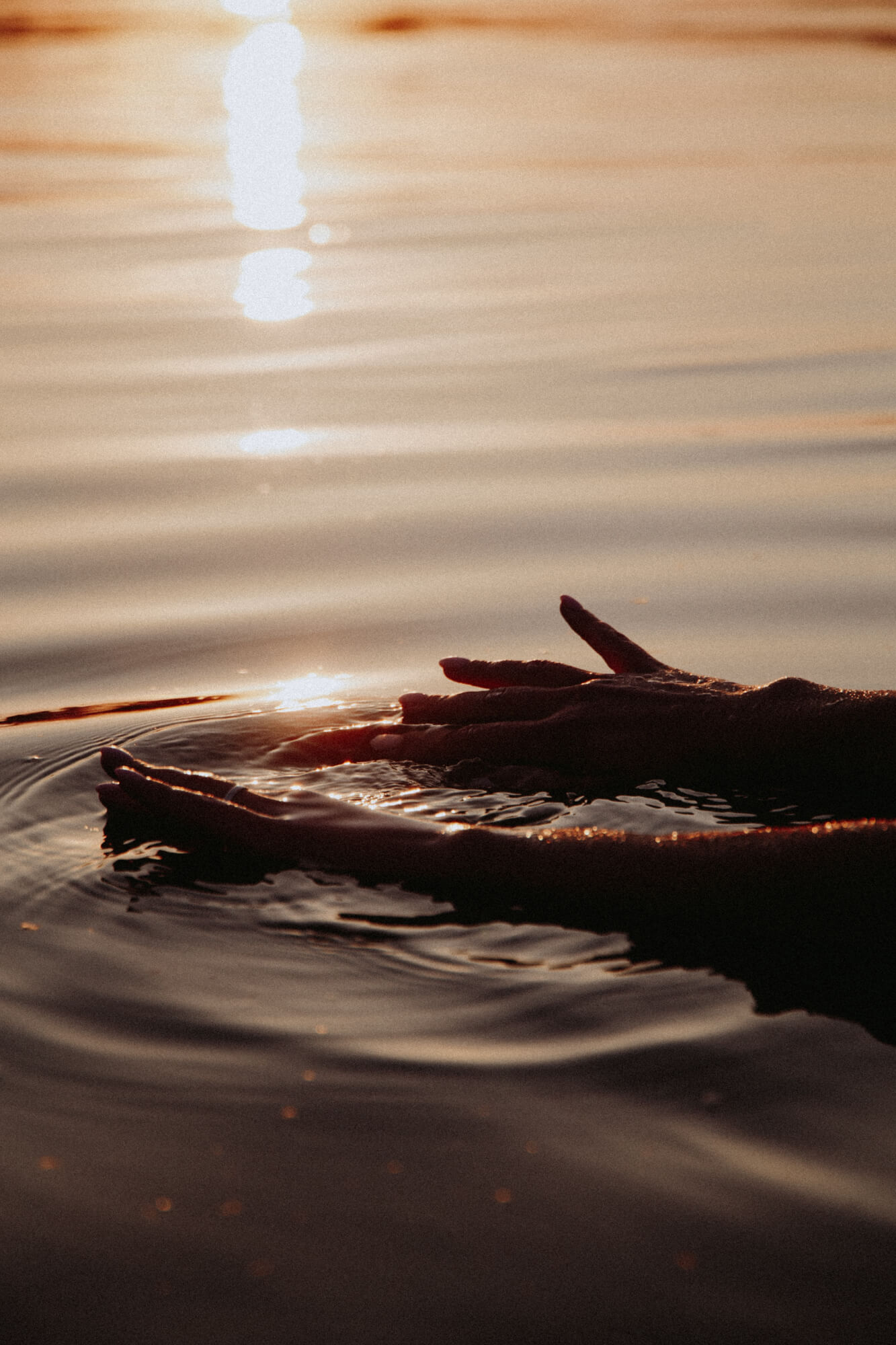 In unserem Badeteich kann man bis zum Sonnenuntergang schwimmen.